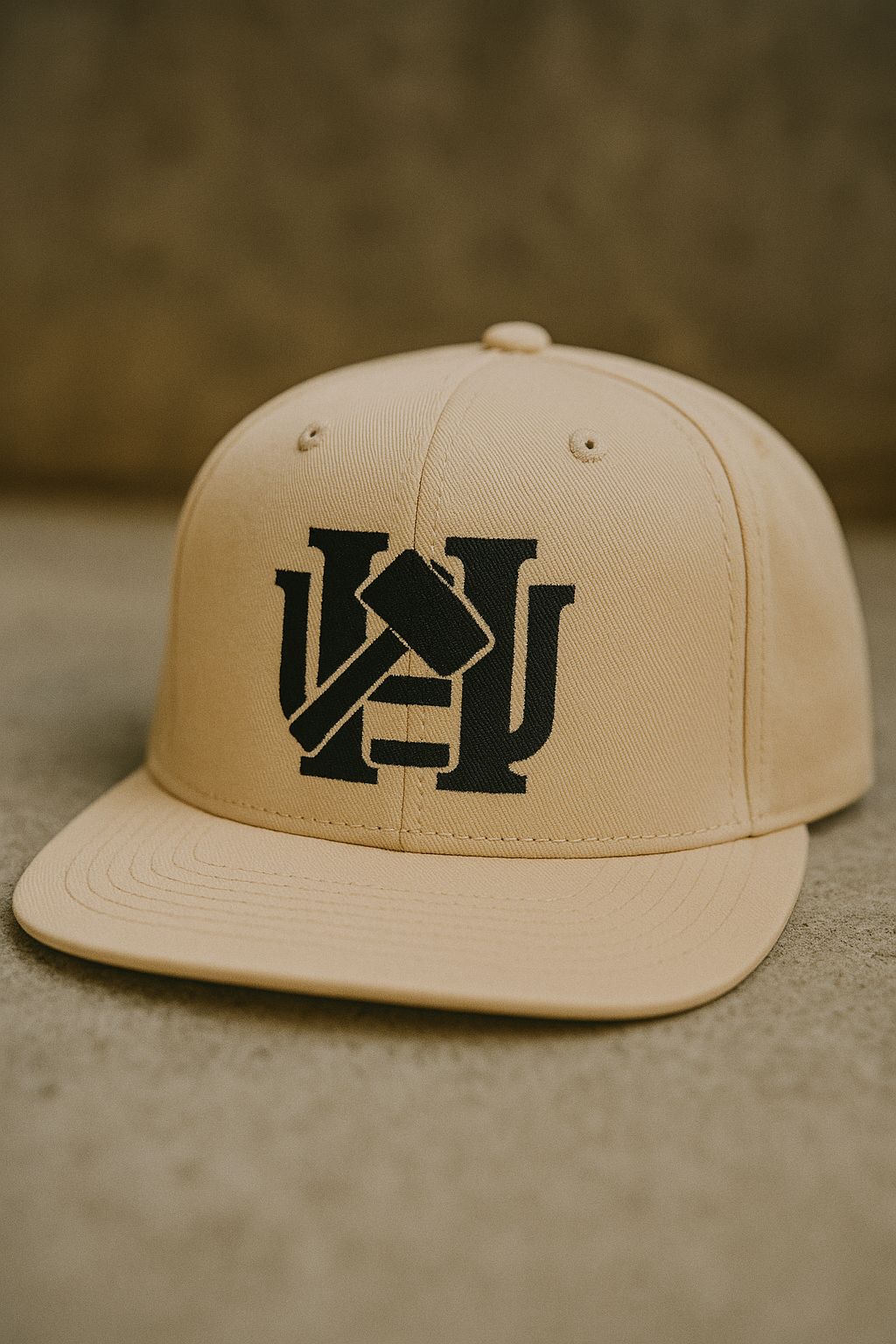 Beige cap with an embroidered logo.